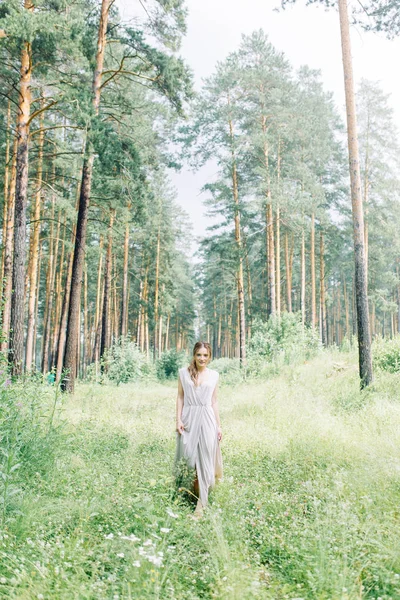 Boudoir Photo Shoot Bride Woods Bouquet Flying Dress Beautiful Girl — ストック写真