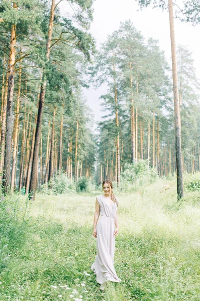 Boudoir Photo Shoot Bride Woods Bouquet Flying Dress Beautiful Girl — ストック写真