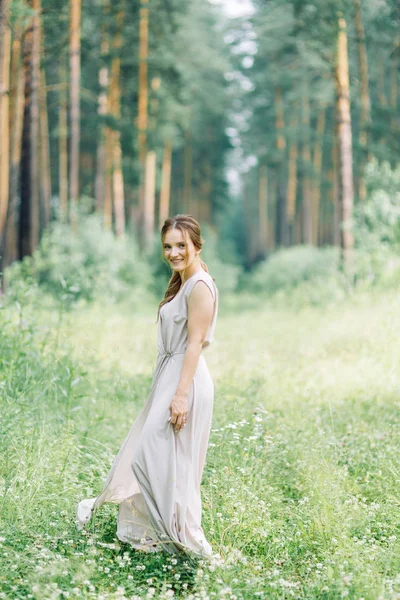 Boudoir Photo Shoot Bride Woods Bouquet Flying Dress Beautiful Girl — ストック写真