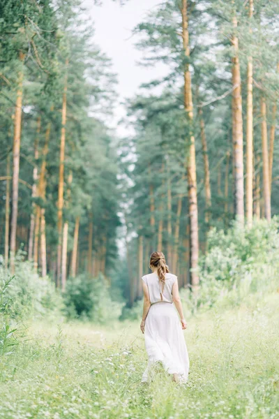 Boudoir Photo Shoot Bride Woods Bouquet Flying Dress Beautiful Girl — ストック写真