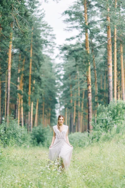 Boudoir Photo Shoot Bride Woods Bouquet Flying Dress Beautiful Girl — ストック写真