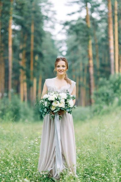 Boudoir Photo Shoot Bride Woods Bouquet Flying Dress Beautiful Girl — ストック写真