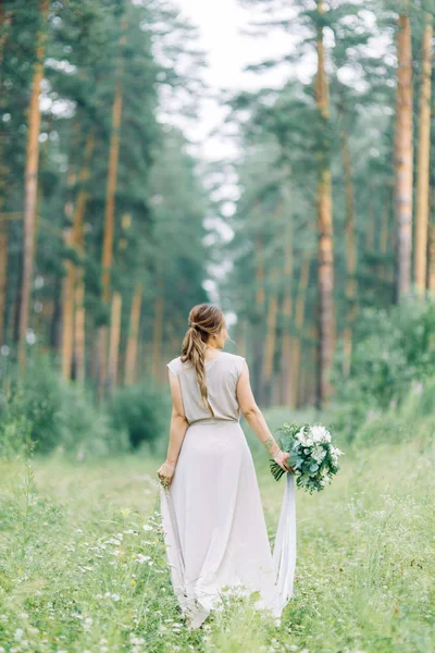 Boudoir Photo Shoot Bride Woods Bouquet Flying Dress Beautiful Girl — ストック写真