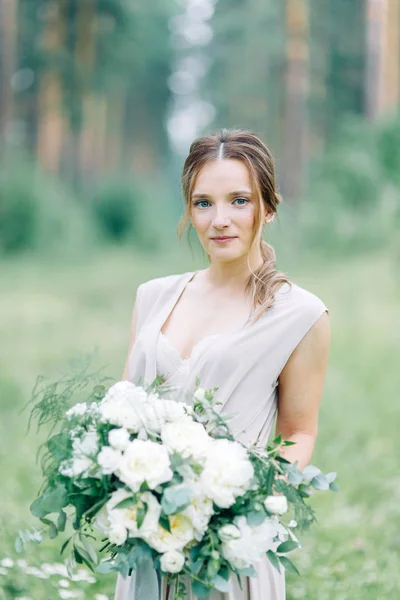 Boudoir Photo Shoot Bride Woods Bouquet Flying Dress Beautiful Girl — ストック写真