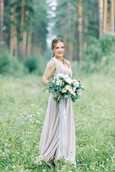 Boudoir Photo Shoot Bride Woods Bouquet Flying Dress Beautiful Girl — ストック写真