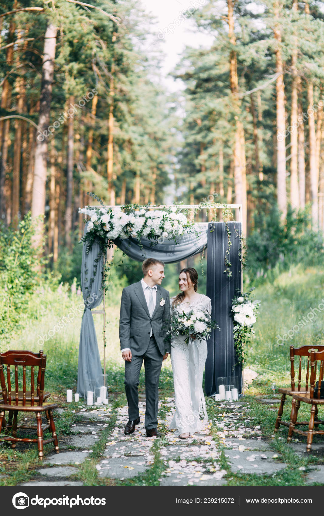 Ceremonia Boda Arco Con Bosque Pinos Estilo Las Bellas Artes — Foto de  stock #239215072 © pavelvozmischev, image size:1067x1700