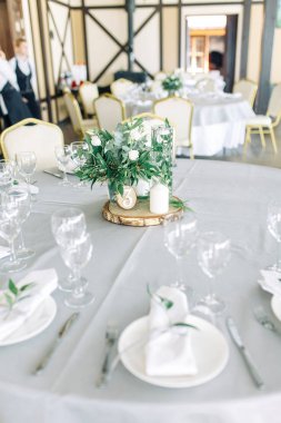 Dekor düğün tablo kafede. Floristik ve cam gözlük düğün.