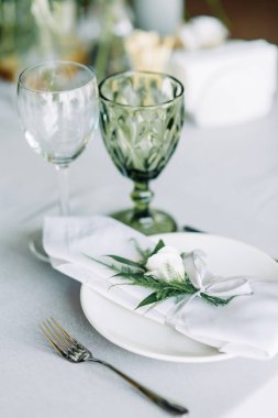 Dekor düğün tablo kafede. Floristik ve cam gözlük düğün.