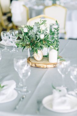 Dekor düğün tablo kafede. Floristik ve cam gözlük düğün.