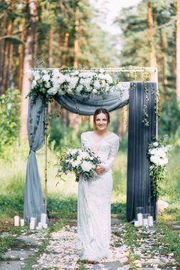 Düğün töreni kemer çam ormanları güzel sanatlar tarzı ile. Güzel çift ve Avrupa'nın bir düğünde gelenekleri.