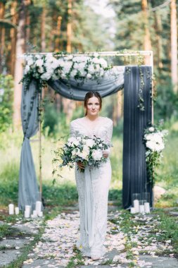 Düğün töreni kemer çam ormanları güzel sanatlar tarzı ile. Güzel çift ve Avrupa'nın bir düğünde gelenekleri.