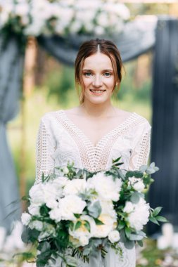 Düğün töreni kemer çam ormanları güzel sanatlar tarzı ile. Güzel çift ve Avrupa'nın bir düğünde gelenekleri.