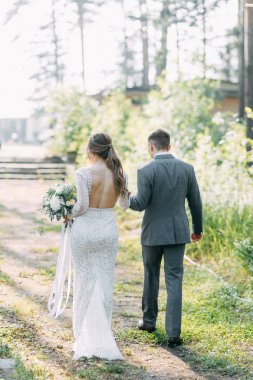 Düğün töreni kemer çam ormanları güzel sanatlar tarzı ile. Güzel çift ve Avrupa'nın bir düğünde gelenekleri.