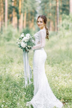 İçinde doğa ile bir buket düğün elbise gelin. Boudoir Fotoğraf çekimi çam lemu güzel sanatlar tarzı içinde.
