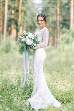 İçinde doğa ile bir buket düğün elbise gelin. Boudoir Fotoğraf çekimi çam lemu güzel sanatlar tarzı içinde.