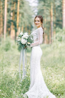 İçinde doğa ile bir buket düğün elbise gelin. Boudoir Fotoğraf çekimi çam lemu güzel sanatlar tarzı içinde.