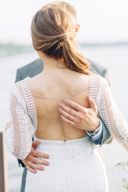 İçinde doğa ile bir buket düğün elbise gelin. Boudoir Fotoğraf çekimi çam lemu güzel sanatlar tarzı içinde.