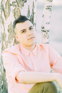 Gün batımında ormanda genç adam. Havadan fotoğraf çekimi.