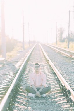 Gün batımında ormanda genç adam. Havadan fotoğraf çekimi.