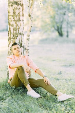 Gün batımında ormanda genç adam. Havadan fotoğraf çekimi.