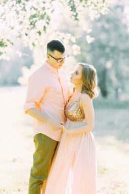 Tarzı gün batımında ormandaki güzel birkaç güzel sanatlar. Doğa güneş ile fotoğraf çekimi.