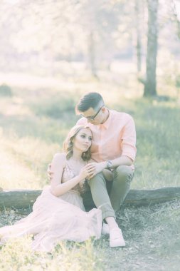 Tarzı gün batımında ormandaki güzel birkaç güzel sanatlar. Doğa güneş ile fotoğraf çekimi.