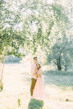 Tarzı gün batımında ormandaki güzel birkaç güzel sanatlar. Doğa güneş ile fotoğraf çekimi.