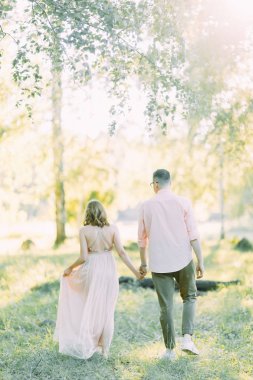 Tarzı gün batımında ormandaki güzel birkaç güzel sanatlar. Doğa güneş ile fotoğraf çekimi.