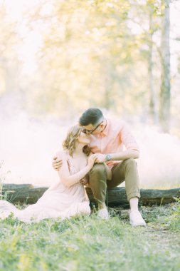 Tarzı gün batımında ormandaki güzel birkaç güzel sanatlar. Doğa güneş ile fotoğraf çekimi.