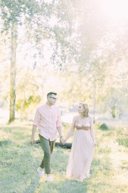 Tarzı gün batımında ormandaki güzel birkaç güzel sanatlar. Doğa güneş ile fotoğraf çekimi.