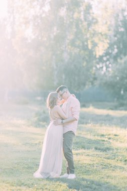 Tarzı gün batımında ormandaki güzel birkaç güzel sanatlar. Doğa güneş ile fotoğraf çekimi.