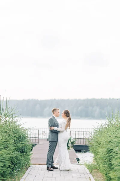 Young Couple Newlyweds Pier Water Wedding Photo Shoot Sunset — Stock Photo, Image