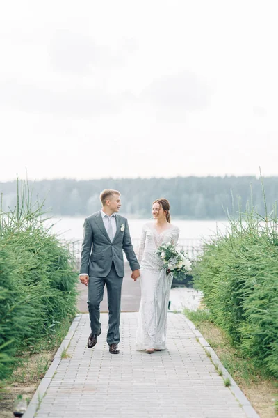 Young Couple Newlyweds Pier Water Wedding Photo Shoot Sunset — Stock Photo, Image