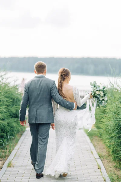 Jovem Casal Recém Casados Cais Junto Água Sessão Fotos Casamento — Fotografia de Stock