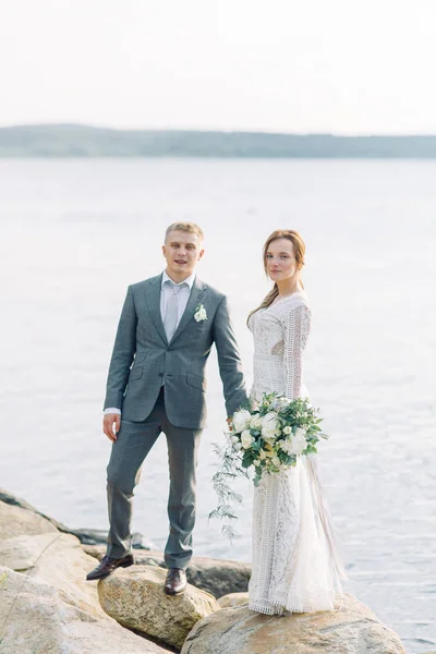 Jovem Casal Recém Casados Cais Junto Água Sessão Fotos Casamento — Fotografia de Stock