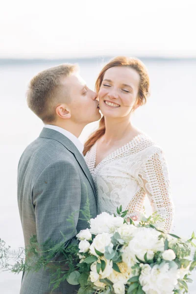 Una Joven Pareja Recién Casados Muelle Junto Agua Sesión Fotos — Foto de Stock