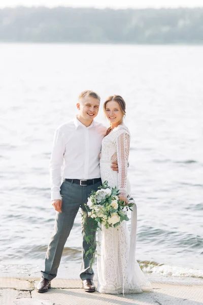 Jovem Casal Recém Casados Cais Junto Água Sessão Fotos Casamento — Fotografia de Stock