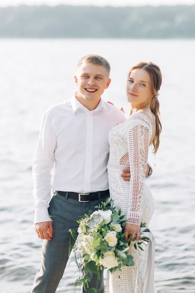 Jovem Casal Recém Casados Cais Junto Água Sessão Fotos Casamento — Fotografia de Stock