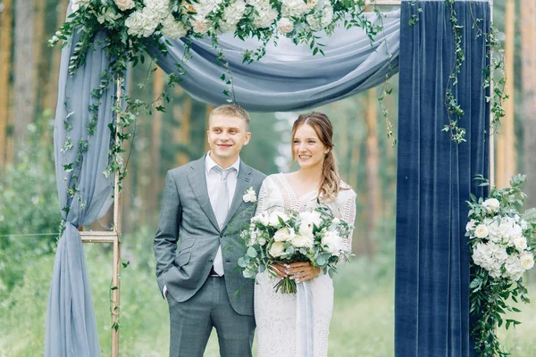 美術のスタイルの松林とアーチでの結婚式 美しいカップルとヨーロッパの結婚式の伝統 — ストック写真