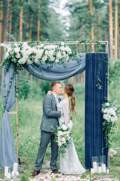 Ślub Arch Sosnowego Lasu Stylu Sztuki Piękna Para Tradycji Weselu — Zdjęcie stockowe