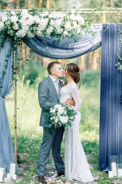 婚礼仪式在拱门与松树林的艺术风格 美丽的情侣和传统在欧洲的婚礼 — 图库照片