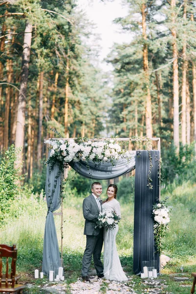 Ceremonie Van Het Huwelijk Bij Boog Met Dennenbos Stijl Van — Stockfoto