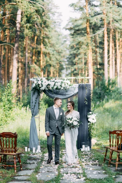 Cerimônia Casamento Arco Com Pinhal Estilo Arte Belo Par Tradições — Fotografia de Stock