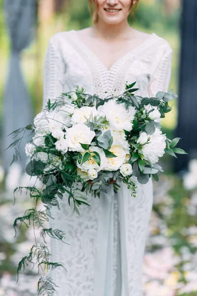 Ceremonie Van Het Huwelijk Bij Boog Met Dennenbos Stijl Van — Stockfoto