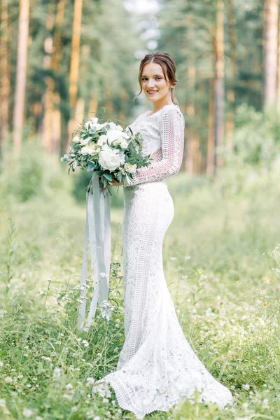 İçinde doğa ile bir buket düğün elbise gelin. Boudoir Fotoğraf çekimi çam lemu güzel sanatlar tarzı içinde.