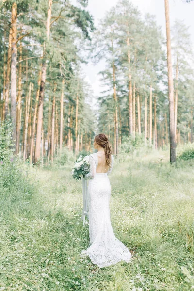 İçinde doğa ile bir buket düğün elbise gelin. Boudoir Fotoğraf çekimi çam lemu güzel sanatlar tarzı içinde.