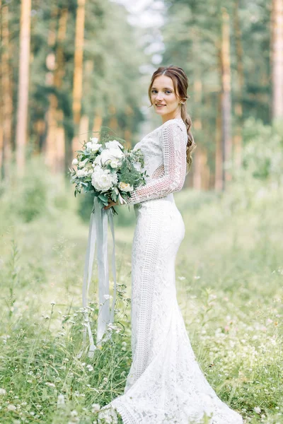 İçinde doğa ile bir buket düğün elbise gelin. Boudoir Fotoğraf çekimi çam lemu güzel sanatlar tarzı içinde.