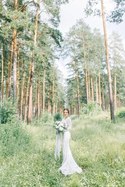 Bruid Een Trouwjurk Natuur Met Een Boeket Boudoir Fotoshoot Pine — Stockfoto