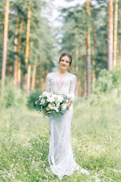 Bruid Een Trouwjurk Natuur Met Een Boeket Boudoir Fotoshoot Pine — Stockfoto