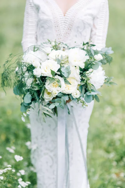 Die Braut Brautkleid Der Natur Mit Einem Strauß Boudoir Fotoshooting — Stockfoto